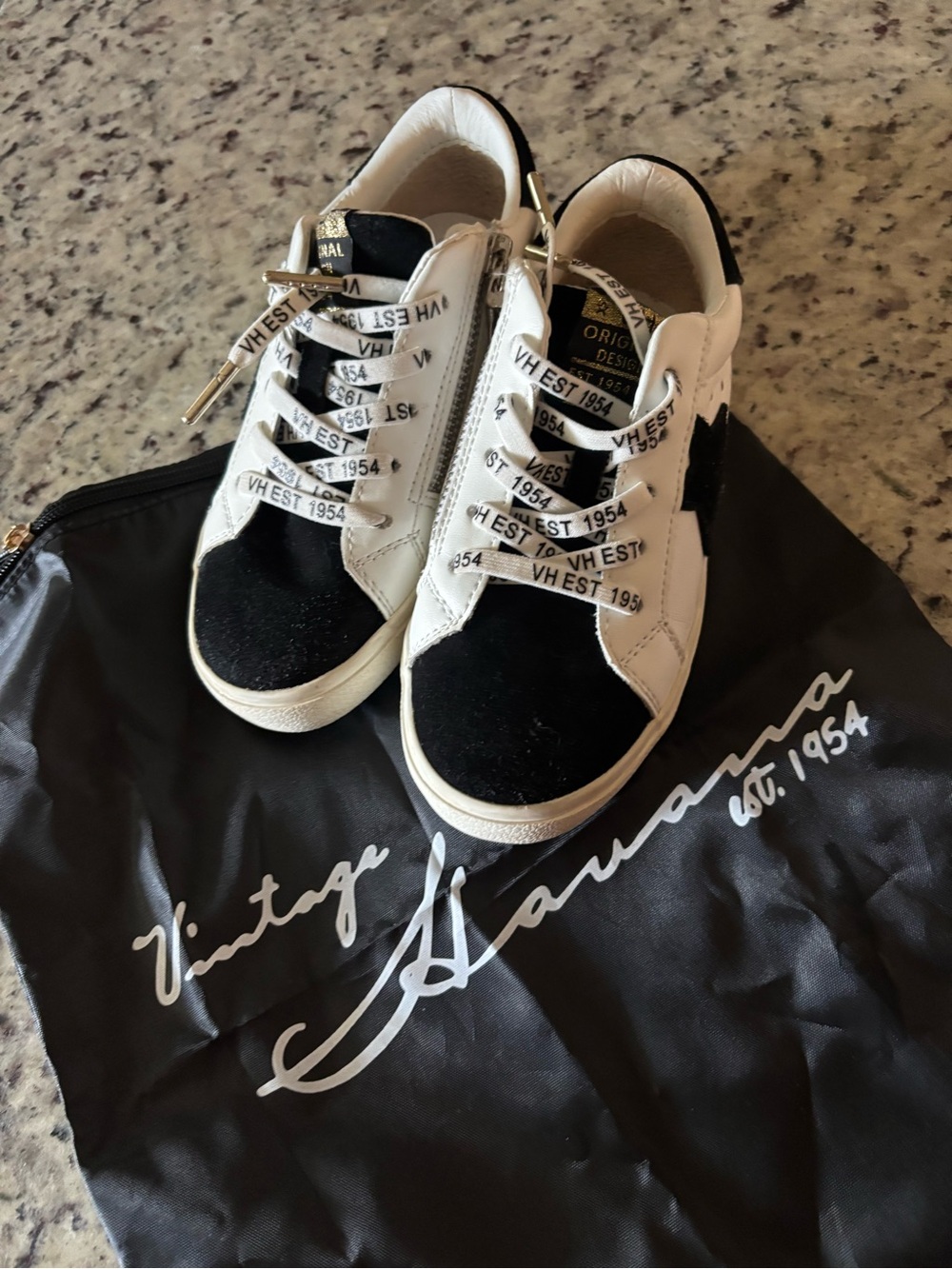 Vintage Havana Big Kids White and Black Low-Top Sneakers Zip up side. Size 1.5